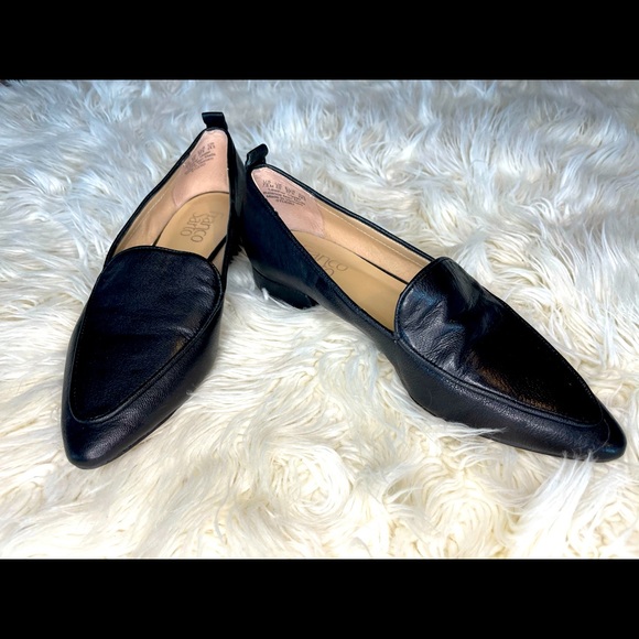 🖤 Black Leather Franco Sarto Pointed Toe Flats 🖤 - Picture 2 of 5